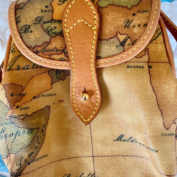 Cute Alviero Martini(made in Italy) crossbody - Picture 3 of 5